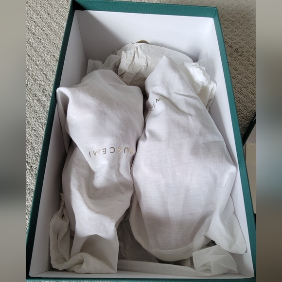 NWT Buscemi 40 MM Bow Numbuck in Litchi - Picture 12 of 12